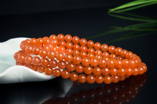 南紅瑪瑙手鏈有些什么寓意？南紅瑪瑙手鏈適合佩戴么!