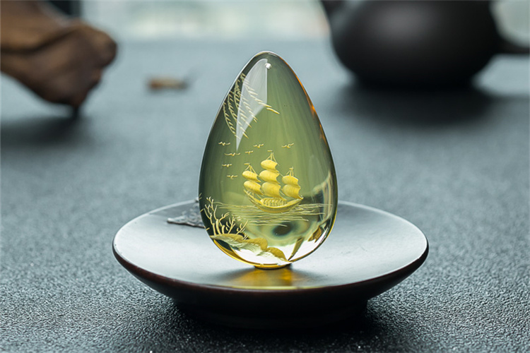 琥珀陰雕作品欣賞，這次真的把琥珀給雕活了?。?）