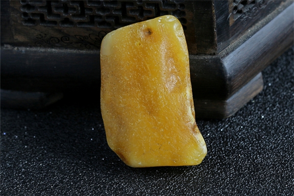 蜜蠟原石怎么挑？蜜蠟原石多少錢一克？