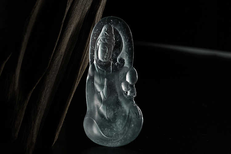 燈光下翡翠的棉絮圖片，雪花棉翡翠圖片欣賞（6）