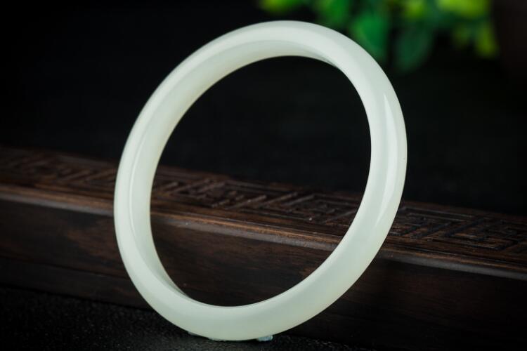 羊脂玉手鐲價(jià)格是多少？市場(chǎng)上的羊脂玉貴嗎？（3）