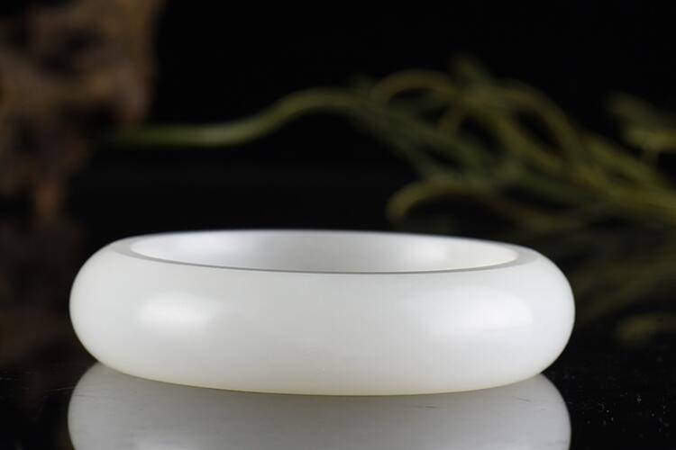 羊脂玉手鐲價(jià)格是多少？市場(chǎng)上的羊脂玉貴嗎？（1）