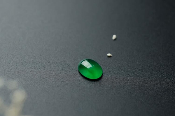戒面翡翠應(yīng)該如何挑選？翡翠戒面圖片大全