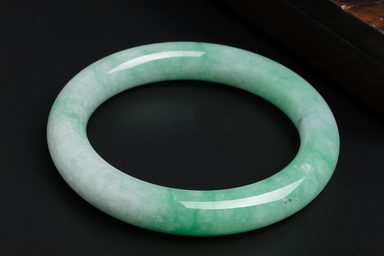 翡翠鐲圖片欣賞，各具特色的翡翠手鐲之美（6）