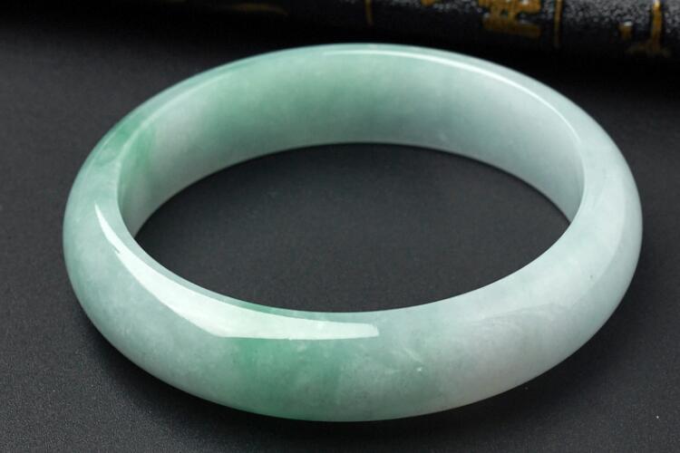 翡翠鐲圖片欣賞，各具特色的翡翠手鐲之美（5）