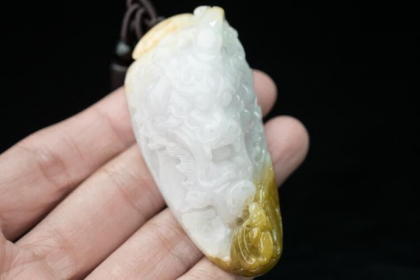 翡翠手把件要如何把玩？翡翠手把件有何功效？