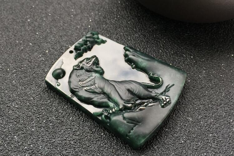 翡翠虎牌的寓意有哪些，翡翠虎牌鑒賞（2）
