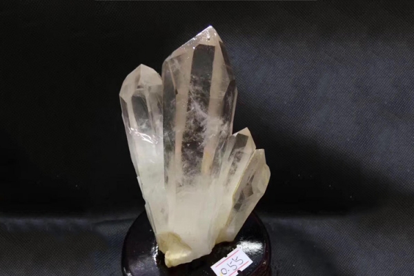 天然水晶原石有何特點(diǎn)？如何選擇水晶原石？