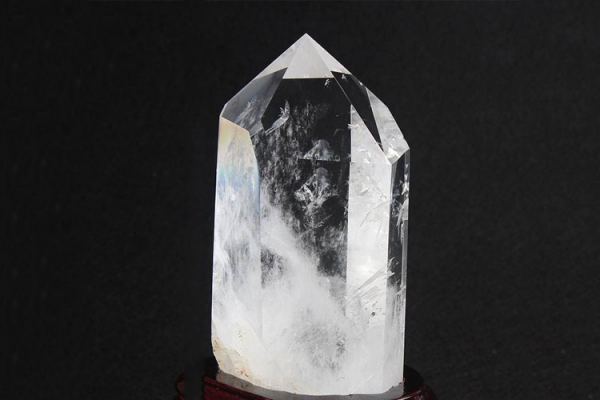 天然水晶原石有何特點(diǎn)？如何選擇水晶原石？