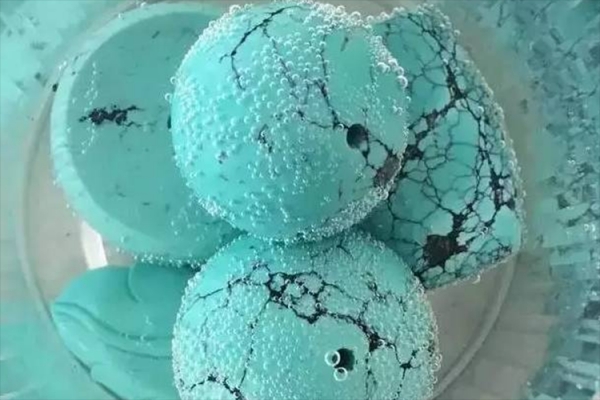 綠松石泡水出現(xiàn)氣泡怎么回事？綠松石泡水會變色？