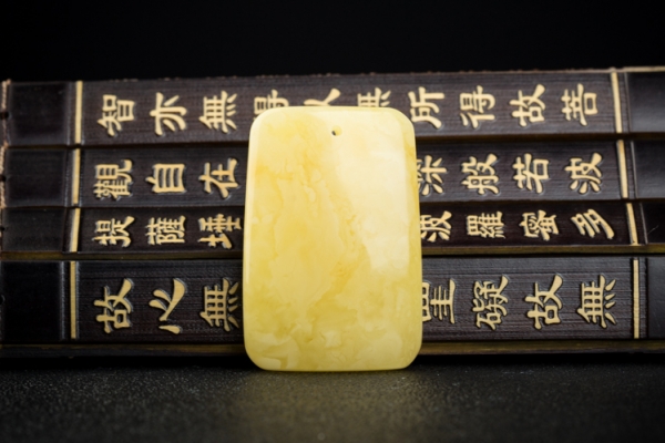 蜜蠟鑒別真?zhèn)蔚姆椒ń榻B？你不知道的蜜蠟鑒別方法
