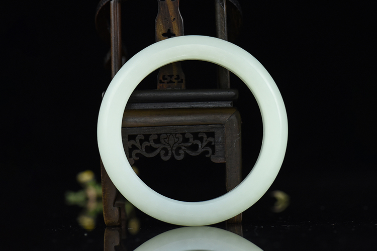 白玉鐲價(jià)格是多少？市場(chǎng)上的白玉鐲多少錢(qián)一只？（1）