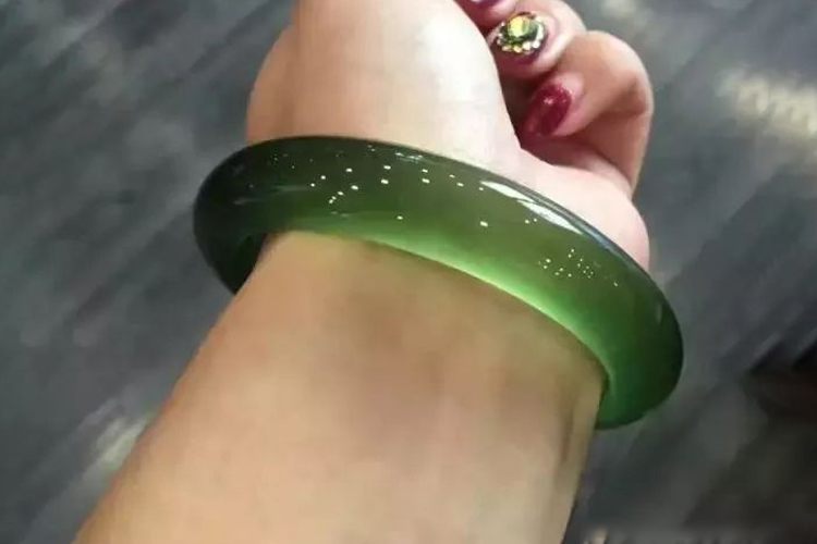 岫玉手鐲價格是多少？教你看不同品質(zhì)的岫玉手鐲價格（4）