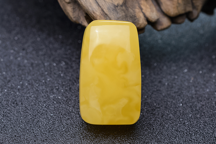 蜜蠟真?zhèn)稳绾慰?教你根據(jù)蜜蠟的特點(diǎn)來(lái)看蜜蠟真?zhèn)危?）