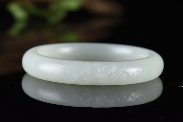 和田玉的手鐲價(jià)格是多少？是什么影響和田玉的手鐲價(jià)格