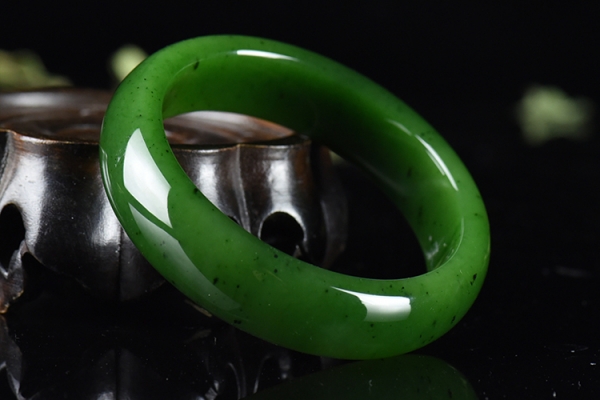 和田玉手鐲價(jià)格目前價(jià)格是多少？和田玉手鐲多少錢一個(gè)？