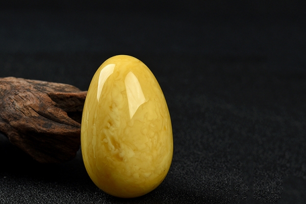 蜜蠟的識別技巧？如何快速區(qū)分蜜蠟和其仿制品？