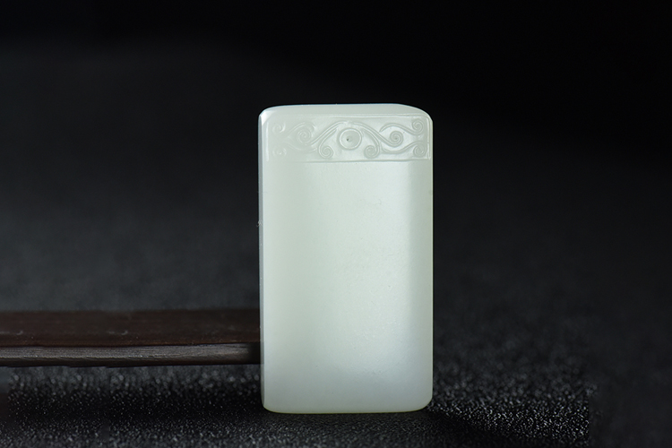 和田玉牌價(jià)格是多少？為什么市場(chǎng)中的和田玉牌價(jià)格會(huì)相差那么多？（2）