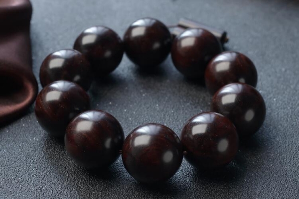 小葉紫檀的養(yǎng)護(hù)注意事項(xiàng)，小葉紫檀的盤玩與保養(yǎng)