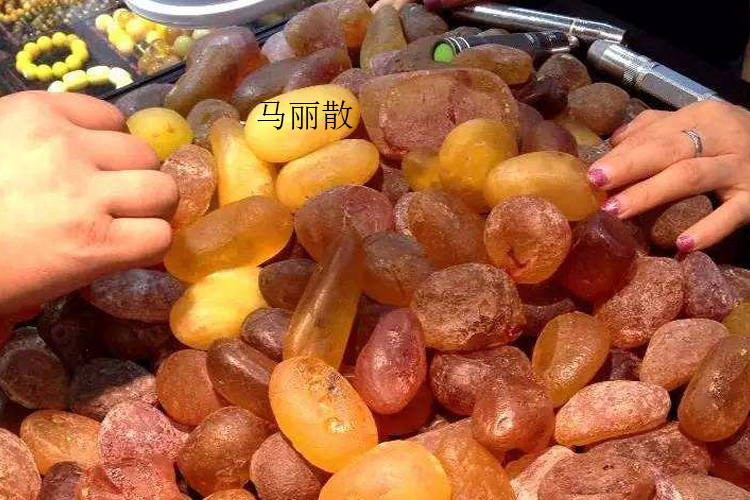 琥珀真假怎么簡(jiǎn)單鑒別？簡(jiǎn)單的琥珀鑒別方法一定要知道（8）