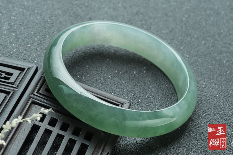 油青翡翠價格-玉雕名家